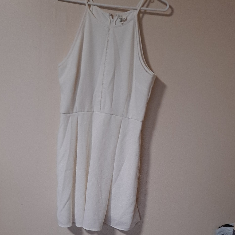 Elegant White Sleeveless Dress